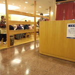 あつた蓬莱軒 - レジ奥のテーブル席