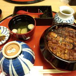 特製出汁、薬味、香物、吸物がセット