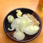 関西風手打うどん いらっしゃい - 薬味はネギ・白ゴマ・生姜