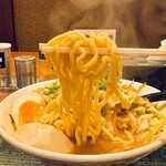 札幌タンメン ベジ達 - 「贅沢野菜 味噌タンメン 味玉」の麺
            2024年5月9日