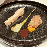 Convivio - [メイン肉] 石黒産ほろほろ鳥
                    もも肉と炭火備長炭胸肉
                    下に春人参のピューレ、真ん中は玉ねぎロースト