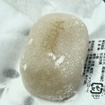 246162321 - 名菓舌鼓単品¥248内　白あんを求肥で包んだ柔らか和菓子。甘め。