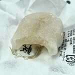 246162324 - 名菓舌鼓単品¥248内　白あんを求肥で包んだ柔らか和菓子。甘め。