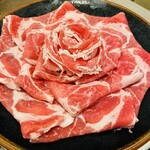 黒豚料理 あぢもり - 2人前のお肉です！芸術的な盛り付け！