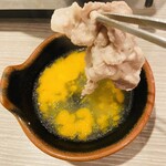 黒豚料理 あぢもり - 卵とお出汁のつけ汁にツケツケ♪