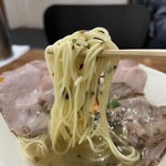 貝と地鶏だしのらぁ麺 ちょろ - 磯香る黒バラ海苔で味変