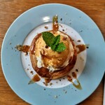 キクス カフェ - 焼き立てアップルパイ バニラアイスのせ♪(キャラメルソースver!)