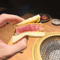 和牛とタン 焼肉 とみ 新橋本店 - ヒレカツサンド