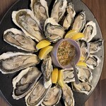 牡蠣屋 Wine&Sake 居酒屋 - 生牡蠣30Pと自家製サルサソース、これうまいすぎ、いっぱい注文してもルールがない