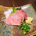 青ヶ島屋 - 小笠原アオウミガメ刺身（ハーフ￥1100）。臭みは全くなく、馬刺や鹿肉ルイベに似る