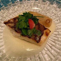 ラ・グランターブル ドゥ キタムラ - 知多半島沖・天然鯛のグリル
                      鮮魚のタルタルを包んだ湯葉のフリチュールを添えて
                      ソース・ブールブラン