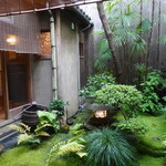 飯田 - 新緑が美しい中庭