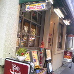 奥に見えるのがテイクアウト用の窓(？)です！