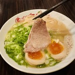 イナヅマラーメン 舞鶴店 - 豚骨煮卵ラーメン