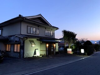 春告げ鳥 - 春告げ鳥は追分宿の入口にあります