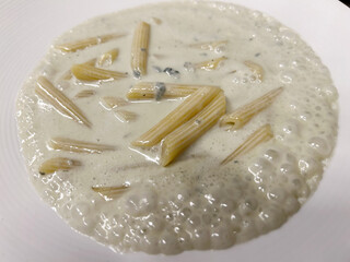 春告げ鳥 - パスタで一番人気。ゴルゴンゾーラのペンネ