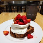 DEAN & DELUCA - 苺とリコッタクリームのバナナブレッドトースト、紅茶