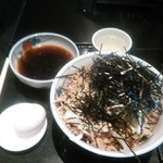 そば処港屋 - お盆には生卵とお冷やが