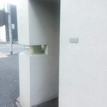 そば処港屋 - 行列がないと通り過ぎてしまう外観