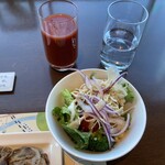 博多 エクセルホテル東急 - サラダとトマトジュース、ミネラルウォーター