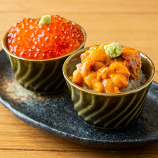 Enjoy both salmon roe and sea urchin in this [2-piece mini bowl set] for just 1,100 yen!