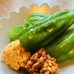 Fresh green peppers with meat miso and spicy minced meat