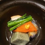 九つ井 - よもぎ麩と豚角煮、野菜の炊き合わせ。