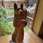 九つ井 - 窓際に立つ木彫りの狐(ちょっと哀しげな目の)。