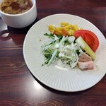 洋食屋 花きゃべつ - セットのシーザーサラダ　根菜オニオンスープ