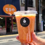 フルーツショップ てるや - フルーツミックス(税込650円)
台湾パイン、日向夏、マンダリンを搾り器で果汁を搾り、苺等を入れミキサーへ
ミルクや水、シロップ等を加えていないため、果物本来の爽やかな甘さが楽しめます