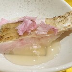 Sushi Iwamoto - のどぐろの炙り 桜餡掛け