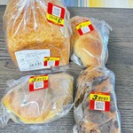 くすりの福太郎 - 料理写真:しっとり山食パン、お米の塩パン
・石窯焼き印西カレーパン、ニューヨークバブカ