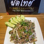 Pad Thai Restaurant - 〜ラープムー〜
                      フレッシュハーブを効かせたタイ、イサーン地方の豚肉料理 スパイス＆ハーブを多用し、辛味や酸味、甘味などを多彩に組み合わせた味付けが特徴のタイ料理。 中でもラオスに近い東北部イサーン地方は、トウガラシやフレッシュハーブを好む。 「ラープ」は挽き肉とハーブの和え物で、ラオスやイサーンを代表する料理です。