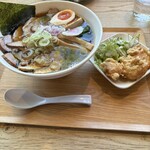 Azuma Shokudou - 特製チャーシューわんたん麺＋からあげセット(^o^)ノ　ご飯無し