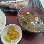 四日市ヒモノ食堂 - 味噌汁と漬物 漬物も美味しい