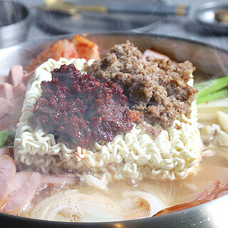 韩国厨师制作的正宗味道◎“韩式炖锅”和“辣炒牛舌”