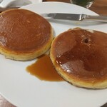 ホットケーキパーラー フルフル - バターと黒糖シロップをかけて