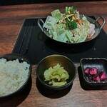 Hakata Motsunabe Ippachi - もつ鍋定食1,100円絵仕込み