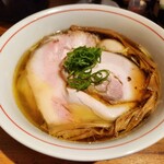 Ra-Menya Toi Bokkusu - 特製ロース醤油ラーメン1500円