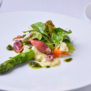 본격 프랑스 요리의 《오마카세 코스》에서 사계절의 제철의 미각을 만끽