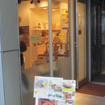 九州パンケーキカフェ - 意外とコンパクトなお店でした。奥が入口です。