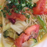アンジェロ - たまにはトマトやキャベツに囲まれたペペロンチーノでも