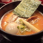 麺処 次男房 - ラーメン　辛味×1/2　卵