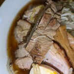 札幌ラーメン めんくら - 店主殿　サービスし過ぎですって♡ぶあつぅ〜〜♪　　ありがたや♡(ボクは大食漢に見えるのかなぁ？(笑))