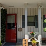 札幌ラーメン めんくら - 店に沿い、ベンチが設置されている