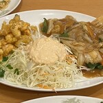 雁飯店 - 八宝菜定食　右から八宝菜、キャベツの千切りサラダ、小海老の天ぷら