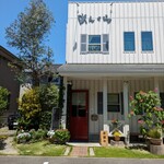 札幌ラーメン めんくら - お花が綺麗で、らしくない店構え♪