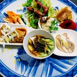 ムーラン - 黒ごま担々麺ランチセット2500円税込みの前菜・手羽中、ホタルイカのサラダ、トマトの黒酢漬け、にこごり、鯖とキュウリ、魚の肝のすり身など
            