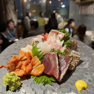 High-quality fresh fish that is in season and purchased from Toyosu every morning