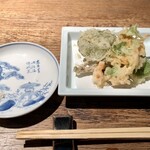 蕎麦懐石 無庵 - 天麩羅　山葡萄の茎と葉、山菜、かき揚げ（桜エビ）　
